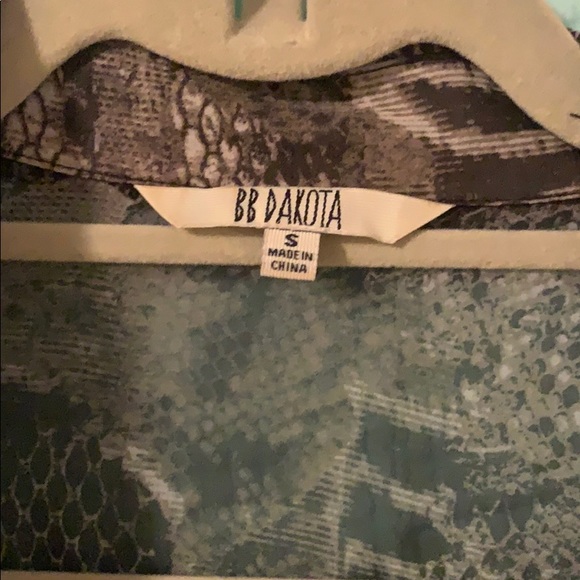 💛3/$30 BB Dakota Size Small Blouse - Picture 2 of 3